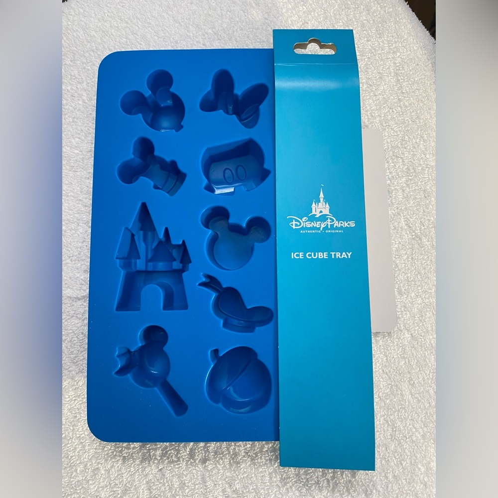 RARE NWT Disney Parks Ice Cube Tray Mickey Minnie Donald Castle Goofy Chip Dale